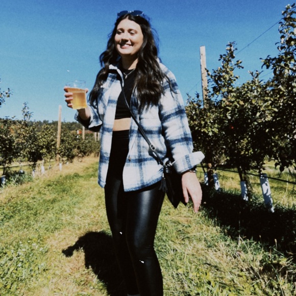 Meet your Posher, Alyx - Picture 6 of 12